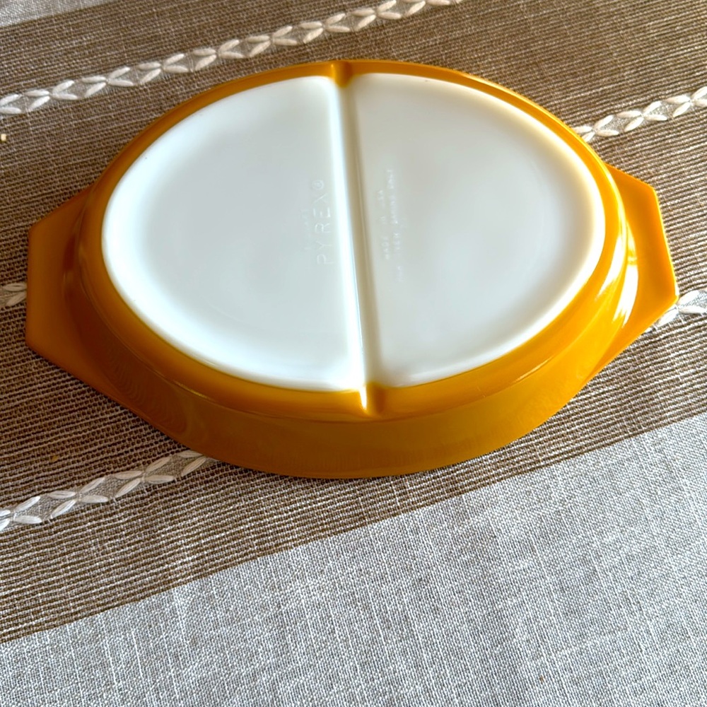 Pyrex white and gold butterfly pattern serving dish - Picture 4 of 8